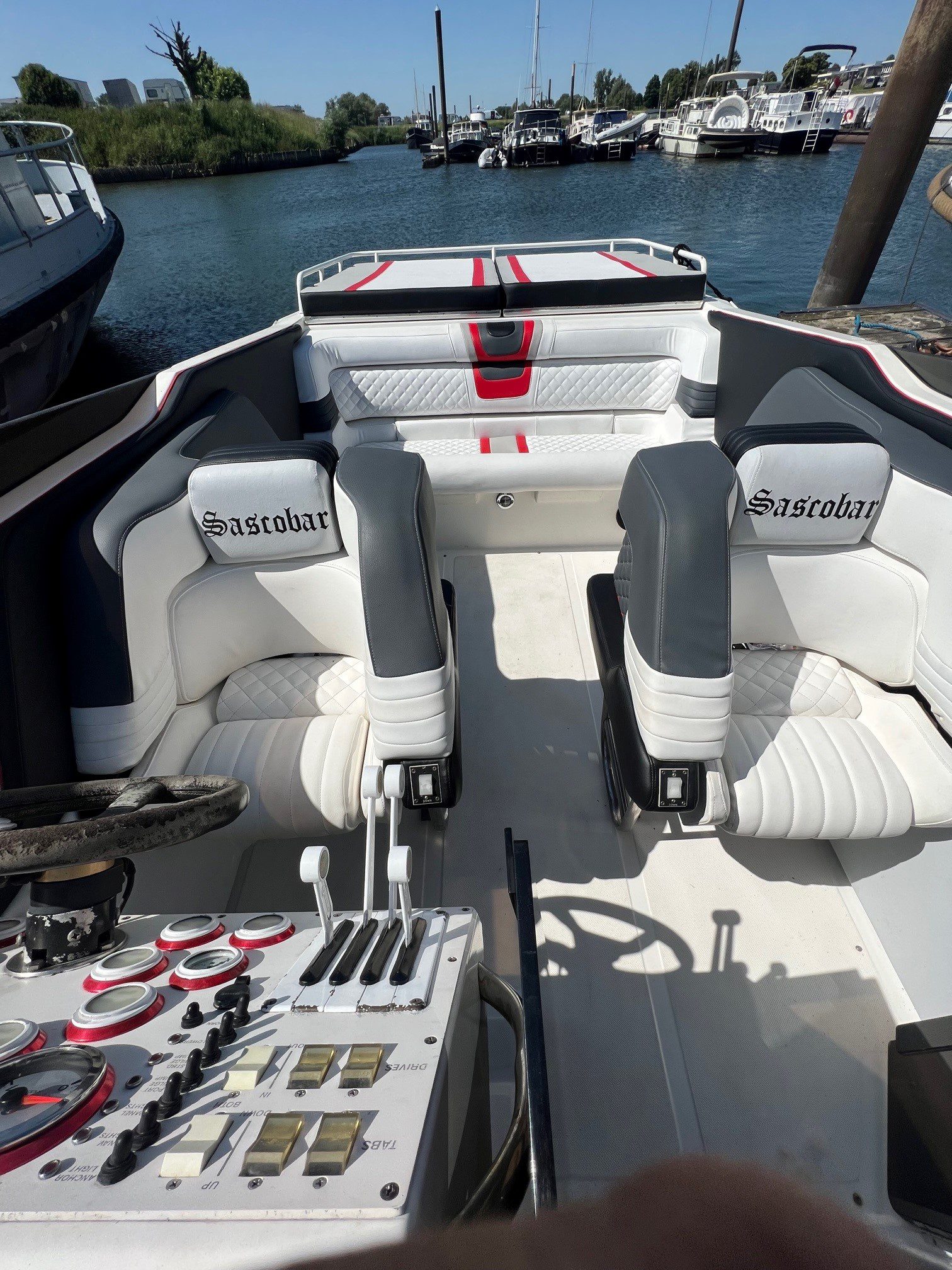 Fountain 42 Feet met 2 x 502 V 8  met 450 PK per stuk