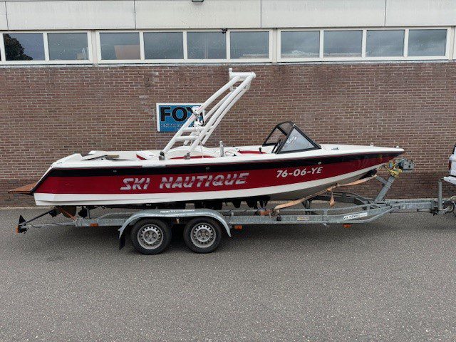 Correct Craft Ski Nautique ski boot V 8 met LPG