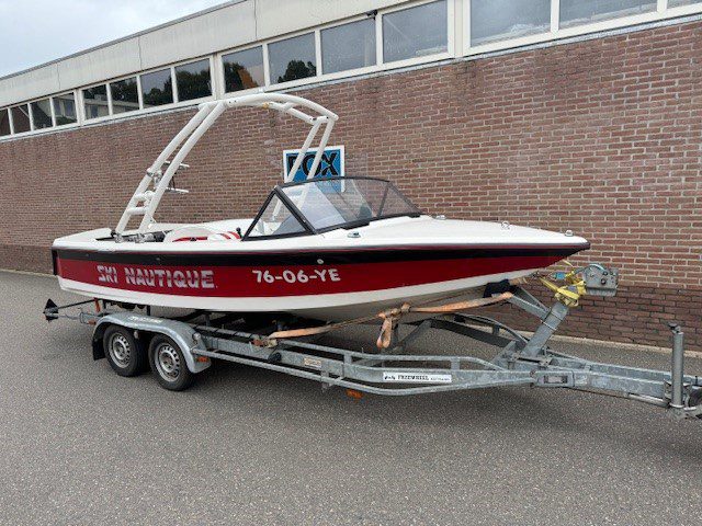 Correct Craft Ski Nautique ski boot V 8 met LPG