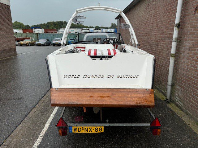 Correct Craft Ski Nautique ski boot V 8 met LPG