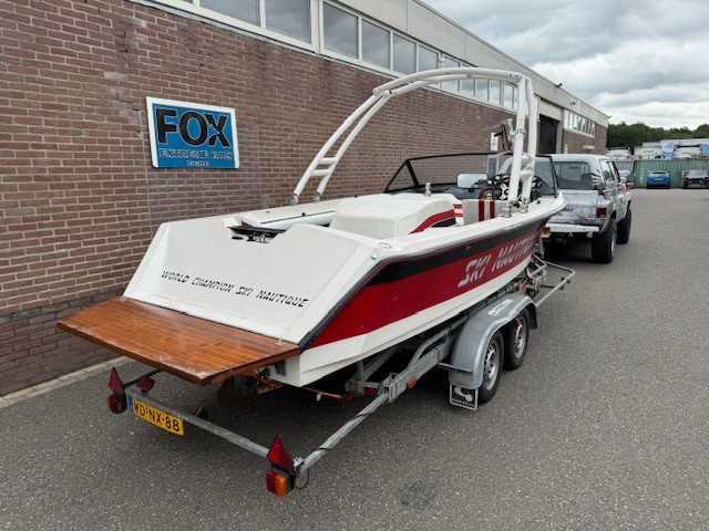 Correct Craft Ski Nautique ski boot V 8 met LPG