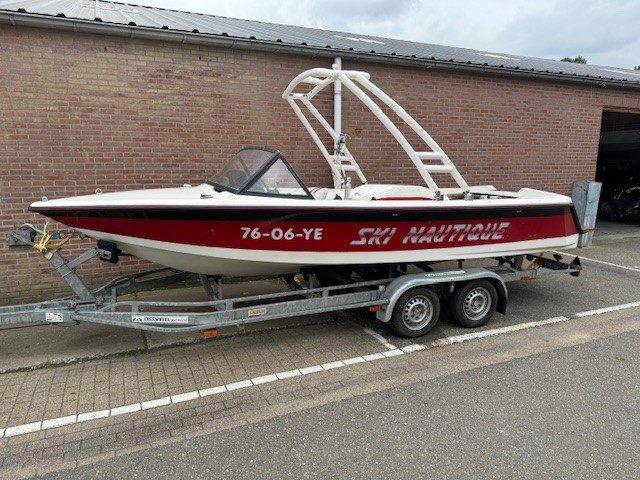 Correct Craft Ski Nautique ski boot V 8 met LPG