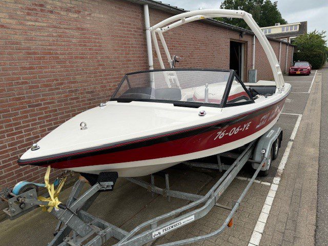 Correct Craft Ski Nautique ski boot V 8 met LPG