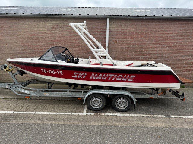 Correct Craft Ski Nautique ski boot V 8 met LPG