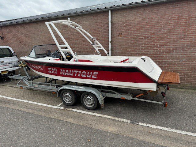 Correct Craft Ski Nautique ski boot V 8 met LPG