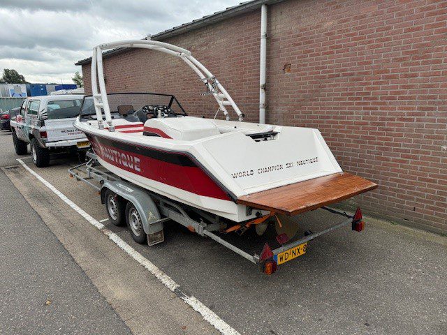 Correct Craft Ski Nautique ski boot V 8 met LPG
