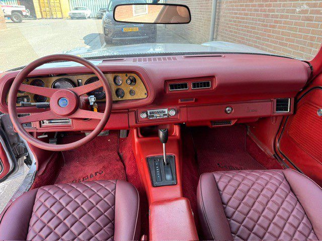 Chevrolet Camaro 1976 V 8 aut nieuw gespoten