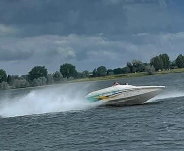 Scarab speedboot met V 6 ( gereviseerd ) met trailer en kenteken