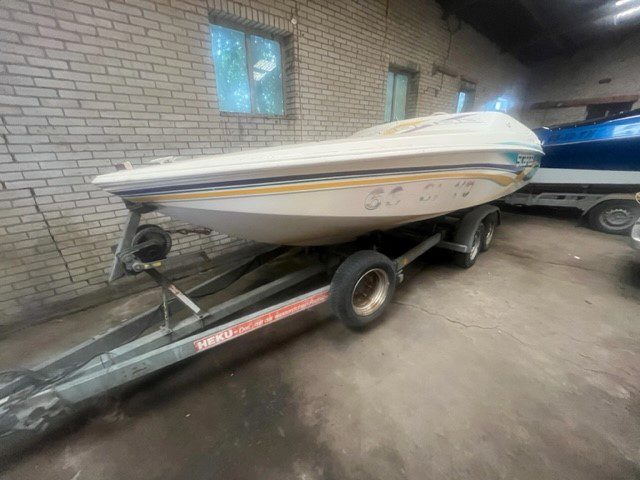 Scarab speedboot met V 6 ( gereviseerd ) met trailer en kenteken