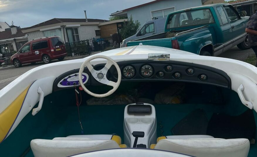 Scarab speedboot met V 6 ( gereviseerd ) met trailer en kenteken