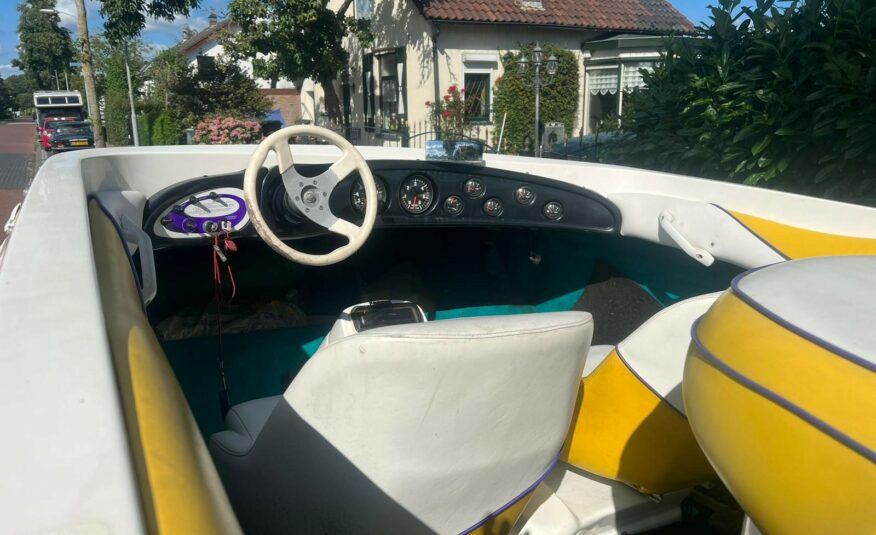 Scarab speedboot met V 6 ( gereviseerd ) met trailer en kenteken