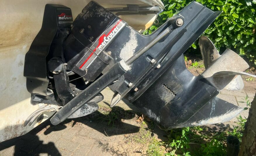 Scarab speedboot met V 6 ( gereviseerd ) met trailer en kenteken