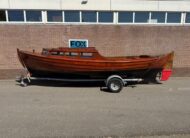 Houten sloep met diesel motor en trailer 100 jaar oud