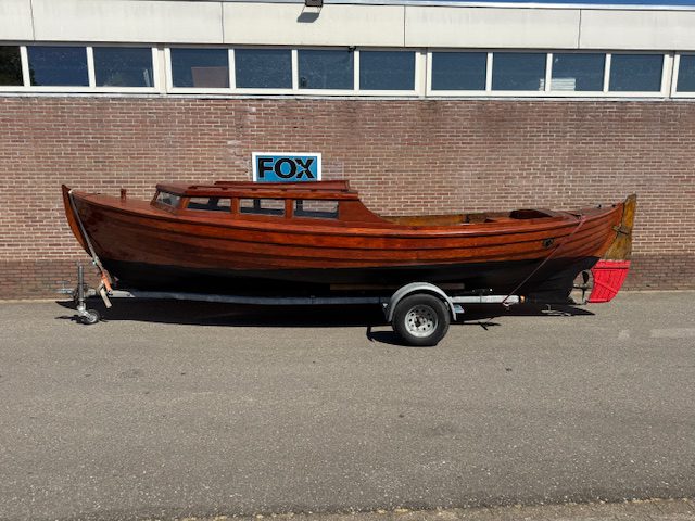 Houten sloep met diesel motor en trailer 100 jaar oud