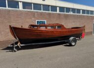 Houten sloep met diesel motor en trailer 100 jaar oud