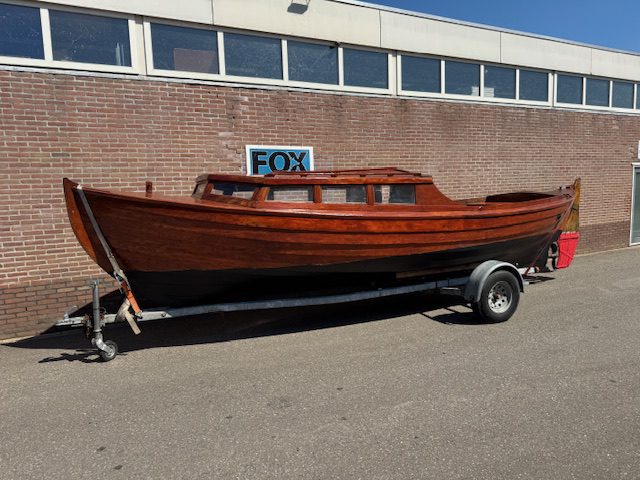 Houten sloep met diesel motor en trailer 100 jaar oud