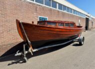Houten sloep met diesel motor en trailer 100 jaar oud
