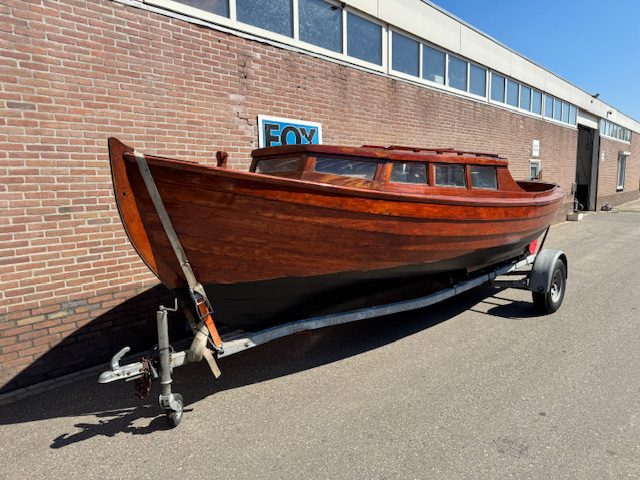 Houten sloep met diesel motor en trailer 100 jaar oud