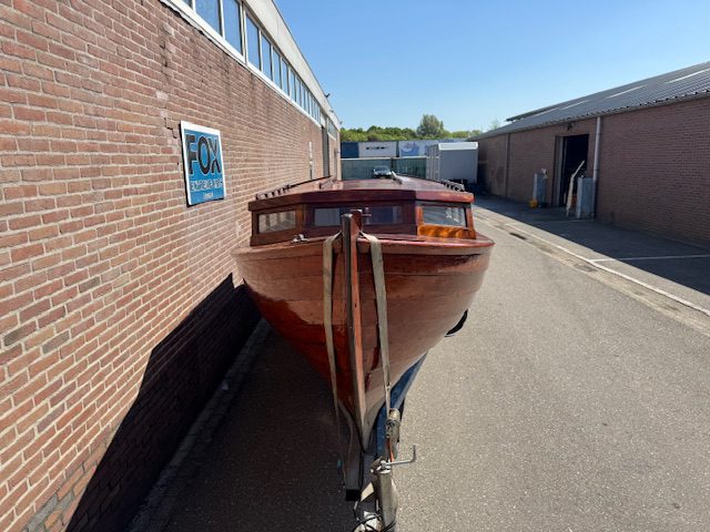Houten sloep met diesel motor en trailer 100 jaar oud