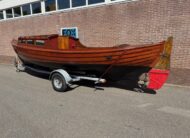 Houten sloep met diesel motor en trailer 100 jaar oud