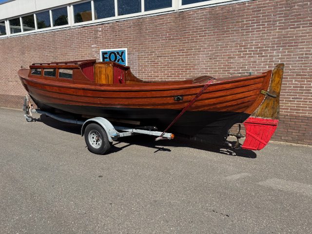 Houten sloep met diesel motor en trailer 100 jaar oud