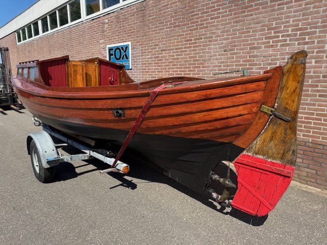 Houten sloep met diesel motor en trailer 100 jaar oud