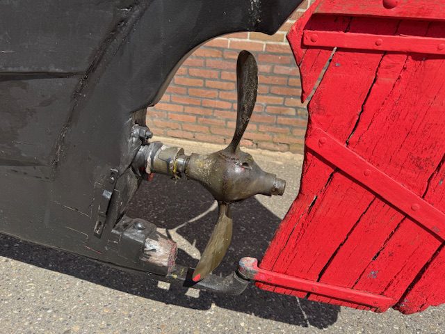 Houten sloep met diesel motor en trailer 100 jaar oud