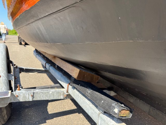 Houten sloep met diesel motor en trailer 100 jaar oud