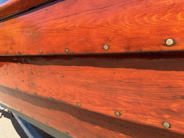 Houten sloep met diesel motor en trailer 100 jaar oud
