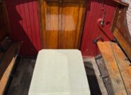 Houten sloep met diesel motor en trailer 100 jaar oud