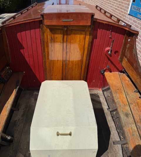 Houten sloep met diesel motor en trailer 100 jaar oud