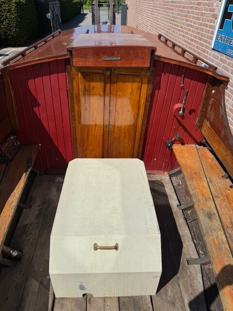 Houten sloep met diesel motor en trailer 100 jaar oud