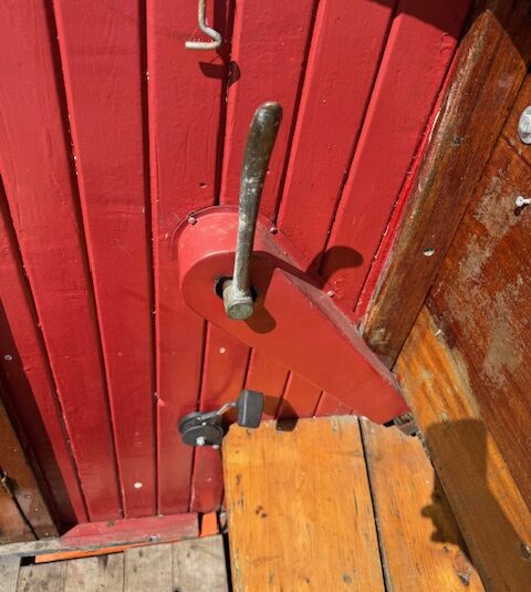 Houten sloep met diesel motor en trailer 100 jaar oud