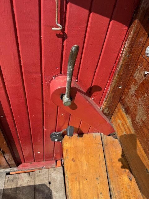Houten sloep met diesel motor en trailer 100 jaar oud