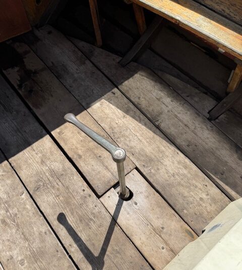 Houten sloep met diesel motor en trailer 100 jaar oud
