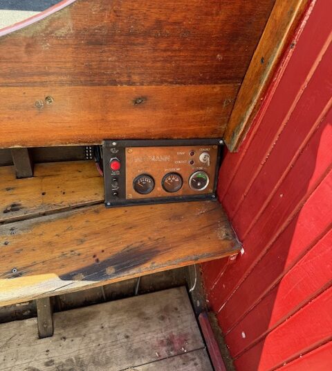 Houten sloep met diesel motor en trailer 100 jaar oud