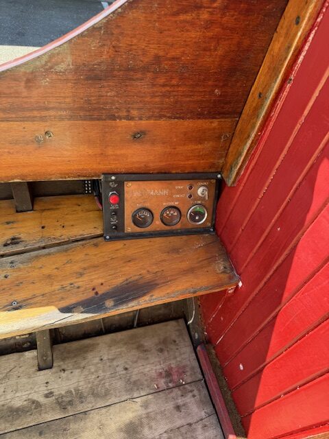 Houten sloep met diesel motor en trailer 100 jaar oud