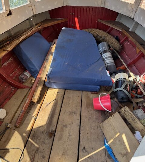 Houten sloep met diesel motor en trailer 100 jaar oud