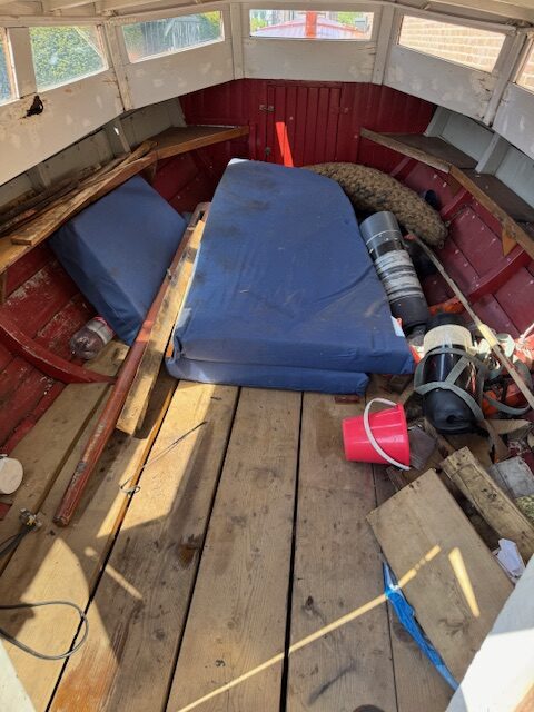 Houten sloep met diesel motor en trailer 100 jaar oud