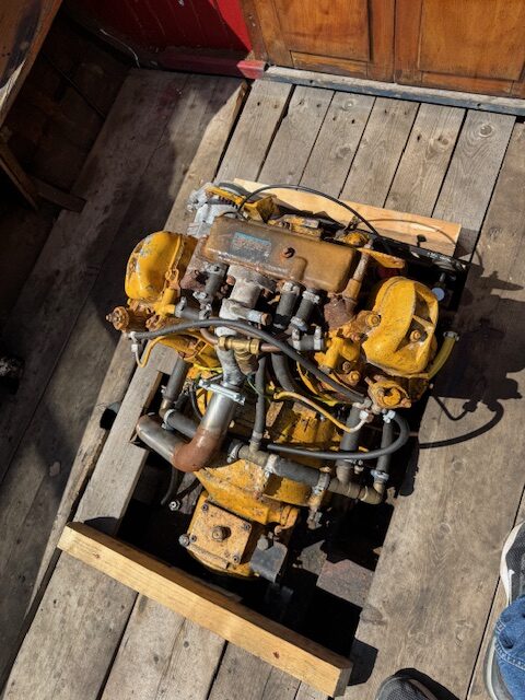 Houten sloep met diesel motor en trailer 100 jaar oud