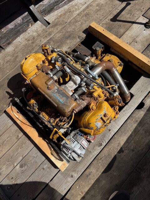 Houten sloep met diesel motor en trailer 100 jaar oud