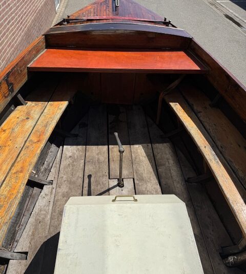 Houten sloep met diesel motor en trailer 100 jaar oud