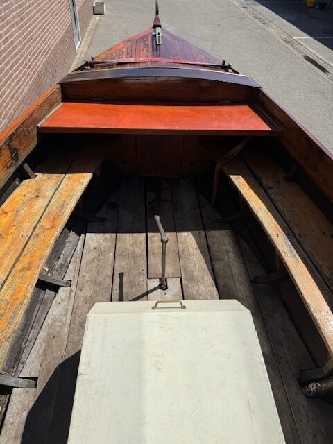 Houten sloep met diesel motor en trailer 100 jaar oud