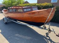 Houten sloep met diesel motor en trailer 100 jaar oud