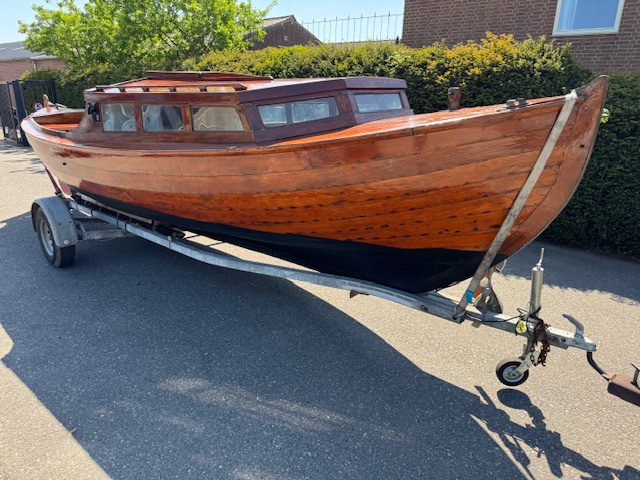Houten sloep met diesel motor en trailer 100 jaar oud