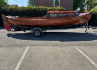 Houten sloep met diesel motor en trailer 100 jaar oud