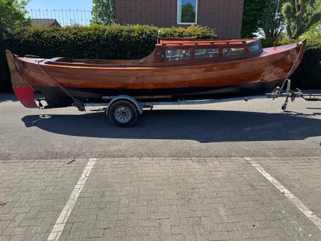 Houten sloep met diesel motor en trailer 100 jaar oud