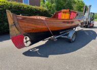 Houten sloep met diesel motor en trailer 100 jaar oud