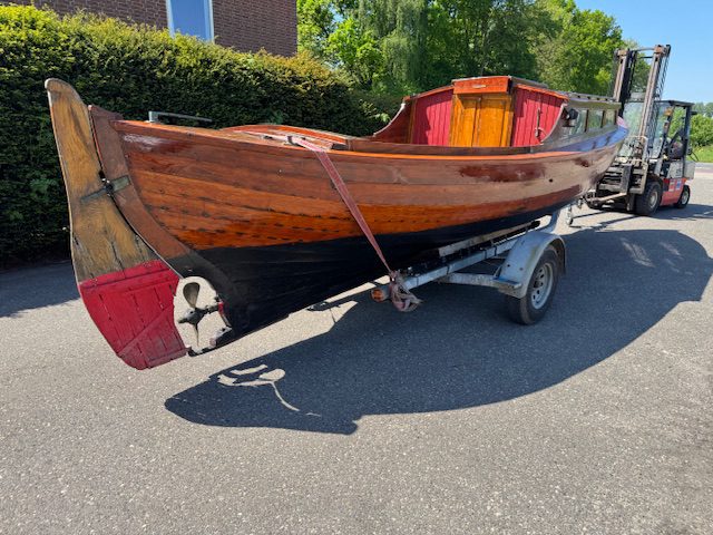 Houten sloep met diesel motor en trailer 100 jaar oud